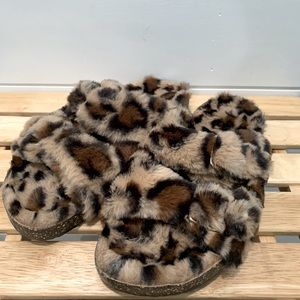 9/10 Fuzzy Sandal slippers, Birkenstock style.